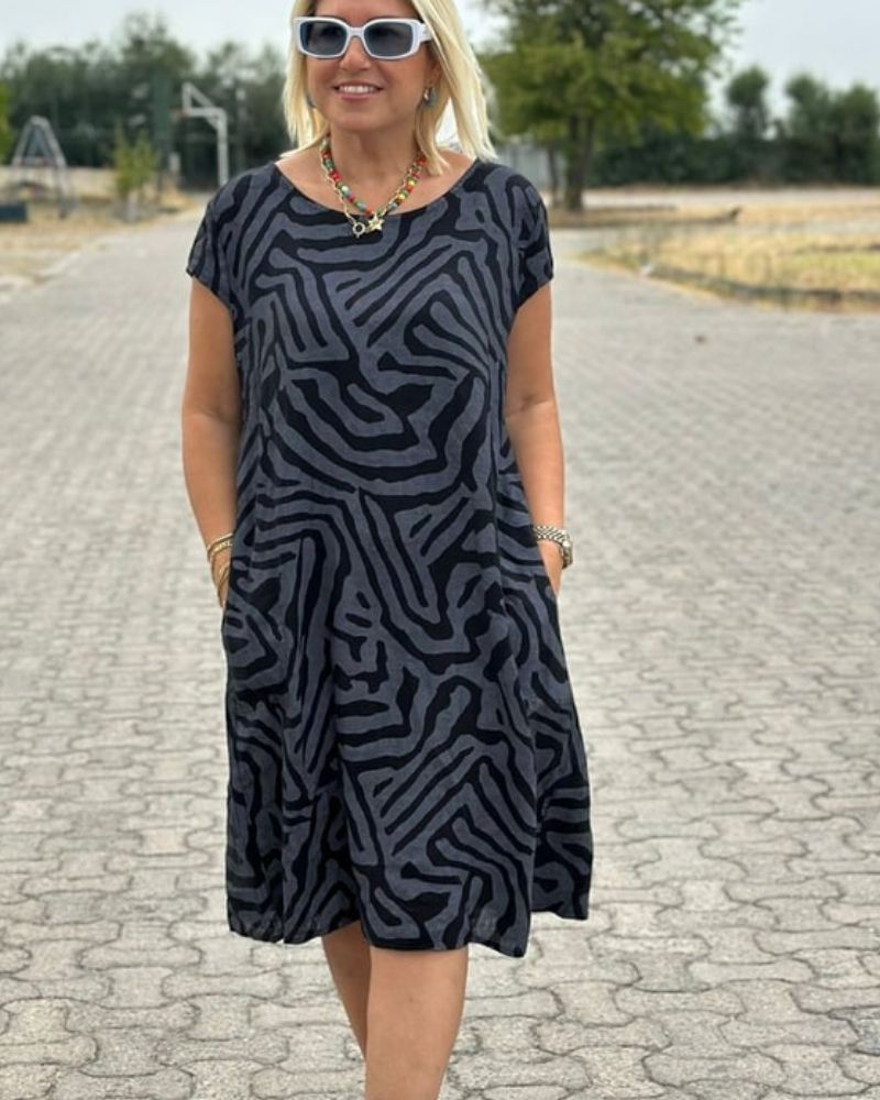 Nelia – Dress with round neck and pattern